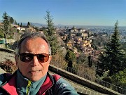 54 Scendedo da San Vigilio selfie con vista su Citta Alta